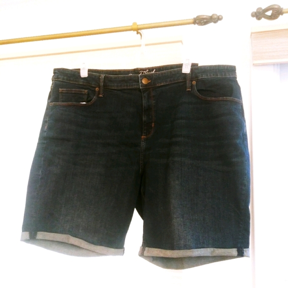 Universal Thread Pants - Mid-Rise Bermuda Shorts NWT